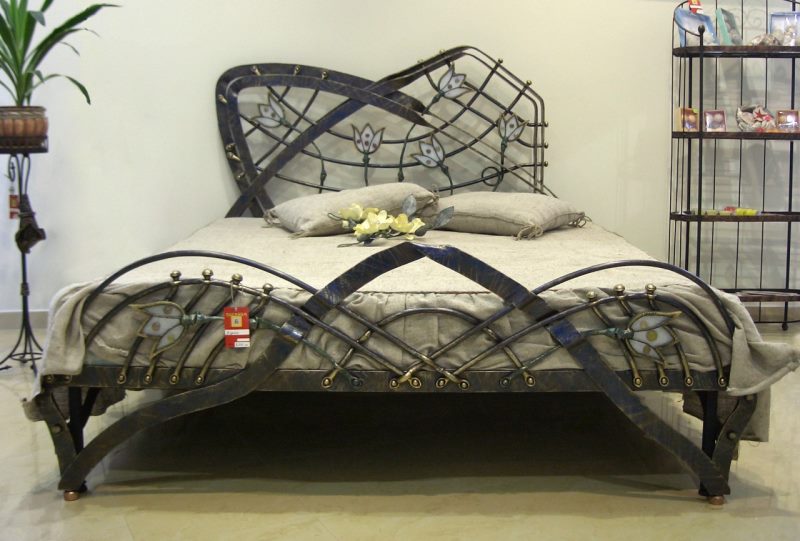 Кованая металлическая кровать с элементами декора "Тюльпаны"