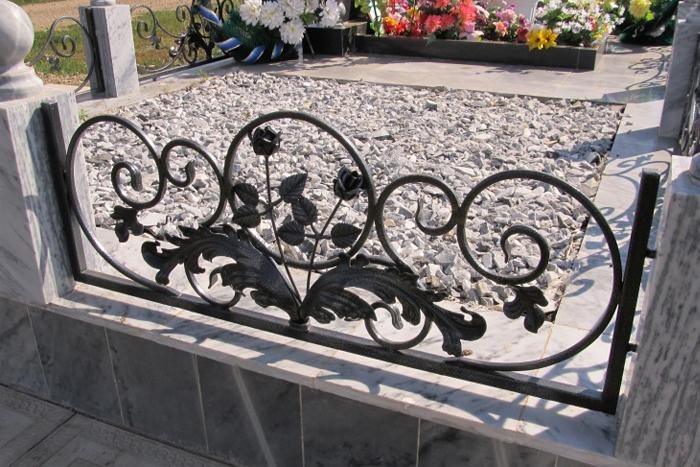 Кованые оградки с розами на могилу